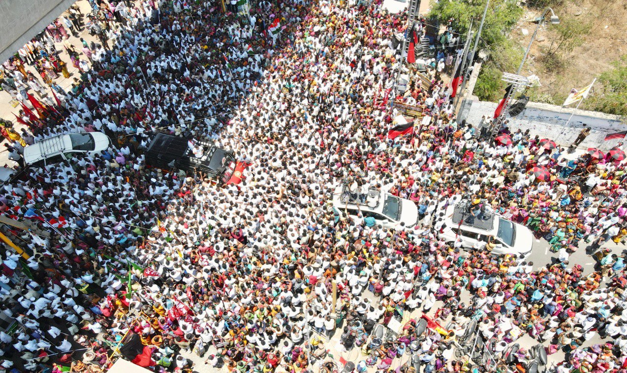 Huge crowd gathers during the campaign by DMK in support of Kalanidhi Veerasamy who is contesting on behalf of INDIA alliance at Tondaiarpet in North Chennai. Photo by: S Vishnu Sharmaa