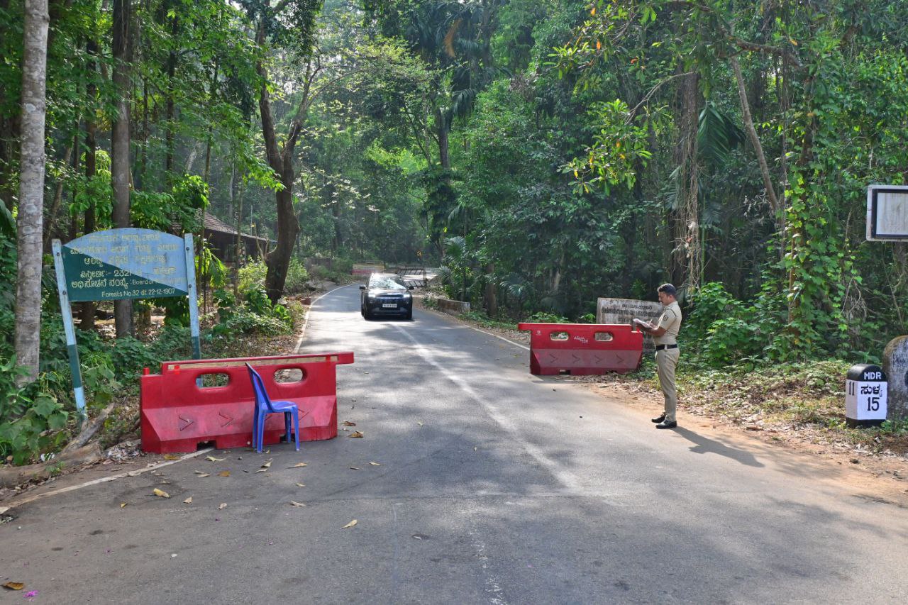 Kerala police security personnel vigilantly monitors vehicle movement at manimoola check post point in Kasaragod district of Kerala ahead of the upcoming parliament election in Kerala. Hundreds of such election squads have been working across the state to maintain strict surveillance to prevent illegal cash and liquor inflow during this crucial electoral period. Photo by: Satheeshan K