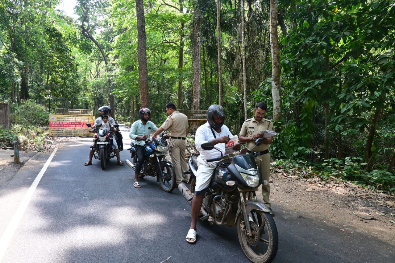 Kerala police security personnel vigilantly monitors vehicle movement at manimoola check post point in Kasaragod district of Kerala ahead of the upcoming parliament election in Kerala. Hundreds of such election squads have been working across the state to maintain strict surveillance to prevent illegal cash and liquor inflow during this crucial electoral period.Photo by: Satheeshan K