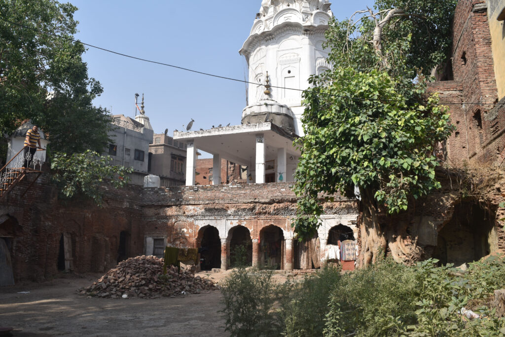 In dilapidated state lies Thakurdwara Raja Tej Singh Temple. It is located in Katra Jamadar area. The temple was constructed in 1851 by Raja Tej Singh, a nephew of Jamadar Khushal Singh, a high ranked officer in the court of Maharaja Ranjit Singh.