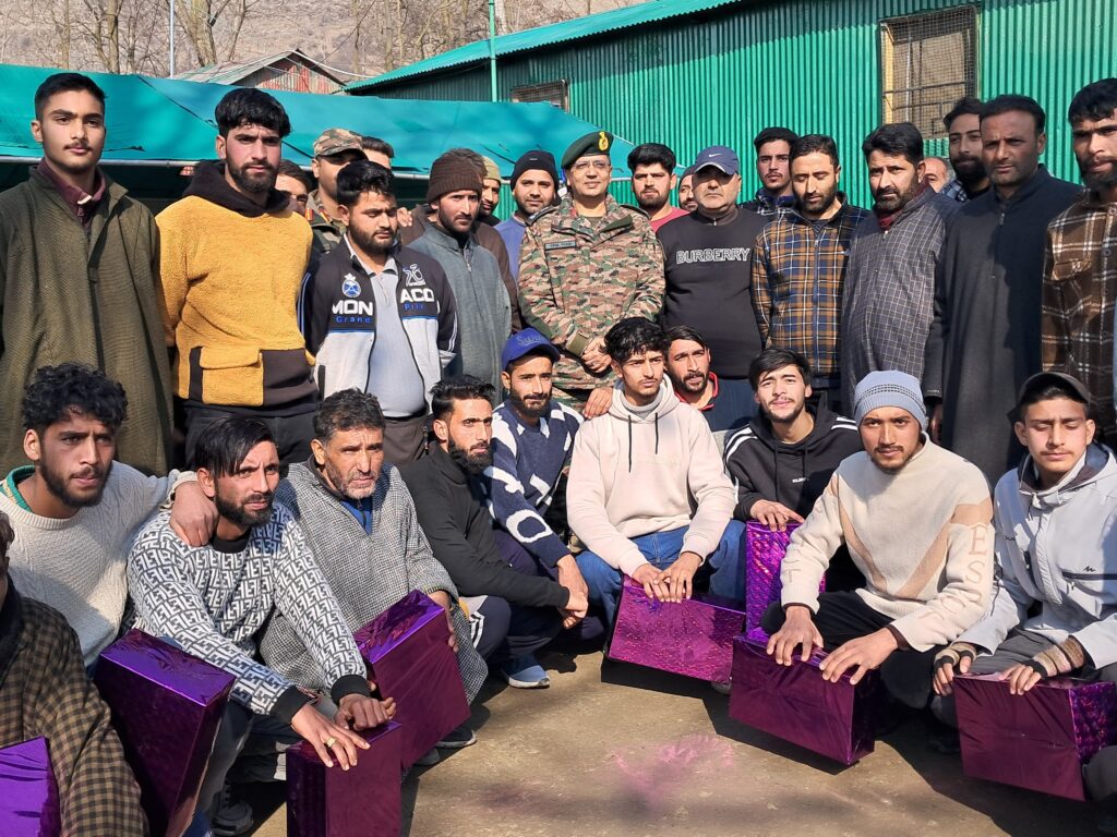 Men in Olive Honour Rescuers of Road Accident Tragedy in Bandipora Indian Army honours Bandipora villagers for saving lives of soldiers in SK Payeen Tragedy